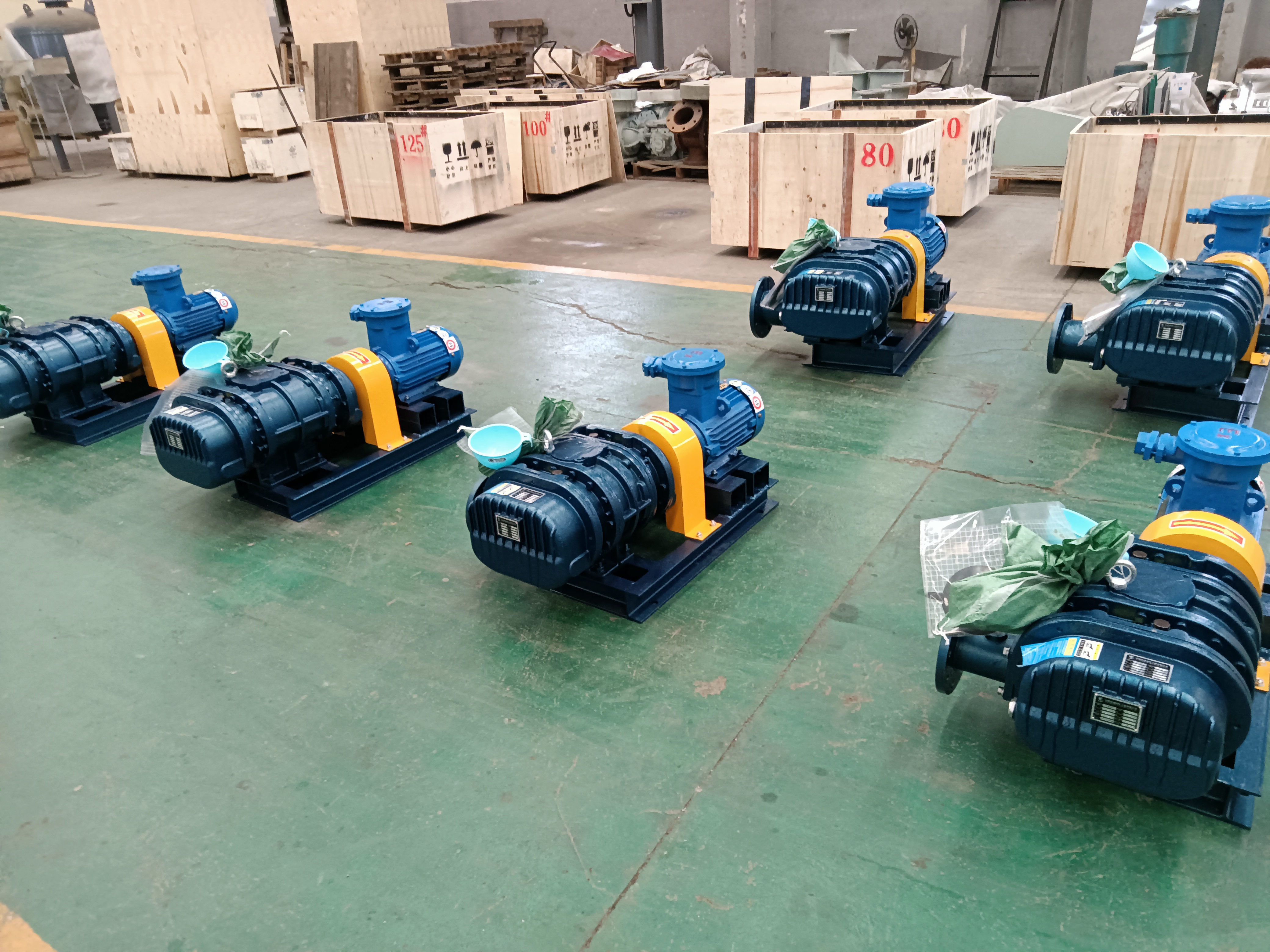 罗茨鼓风机属于回转式鼓风机,其核心部件由机壳,两个呈 "8" 字形的