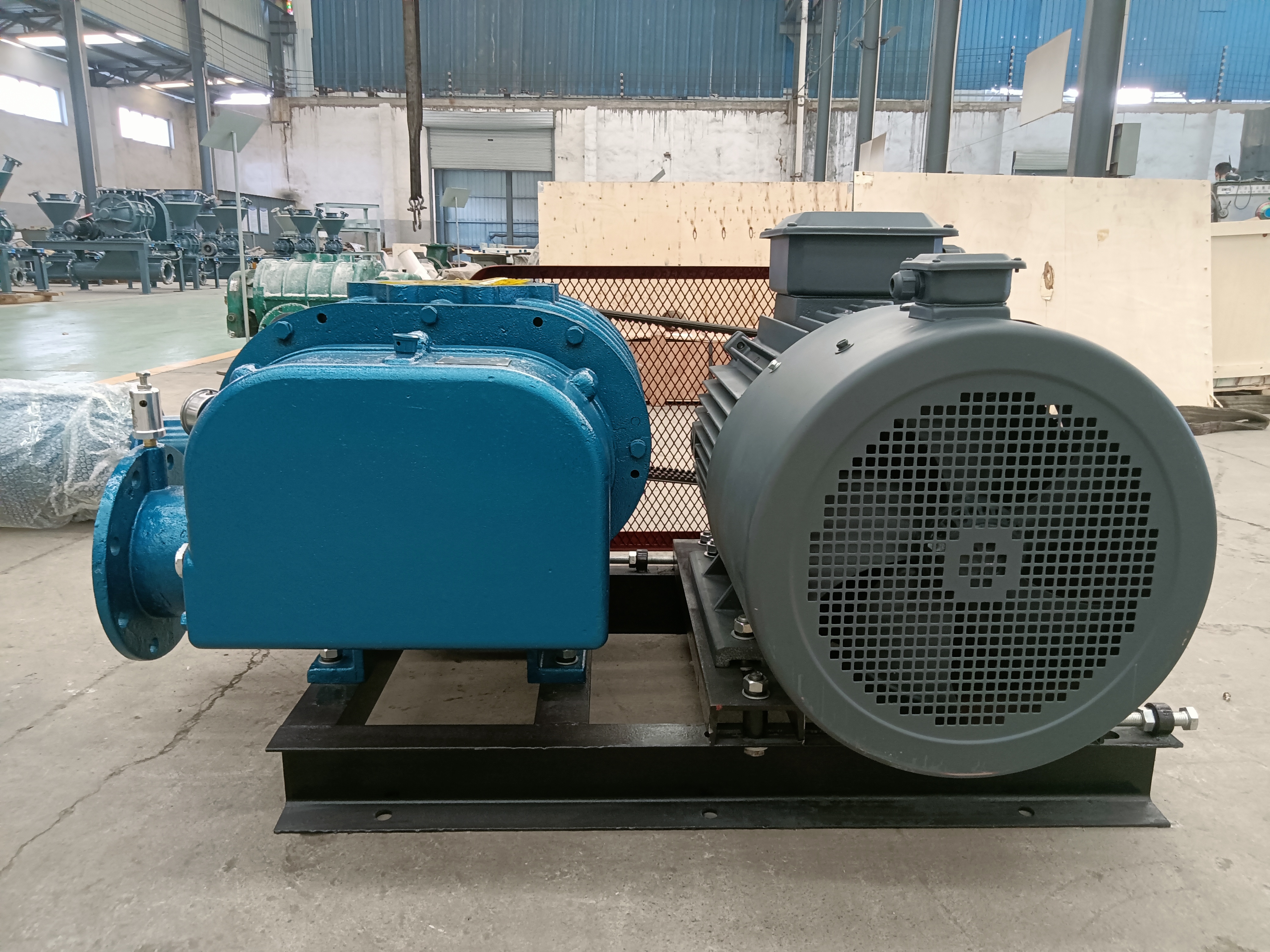 罗茨鼓风机的调节方法主要有两种:一种是放风法,虽然