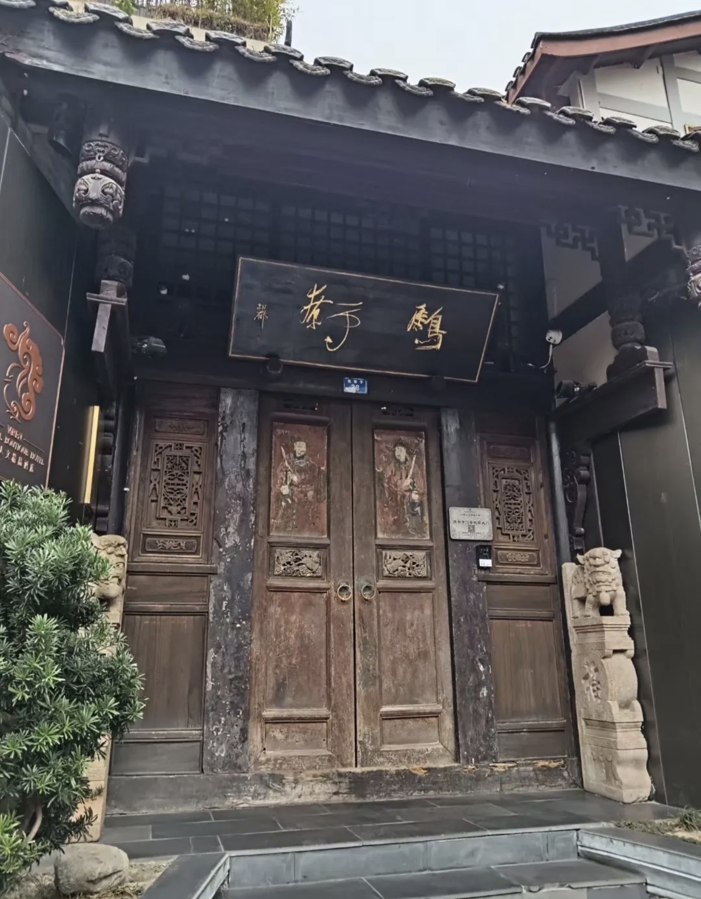 可以品尝陈麻婆豆腐三大炮等地道美食逛特色文创店感受成都的时尚