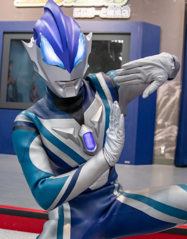 看这张捷德奥特曼的图片,他身姿挺拔,双眼闪烁着坚定