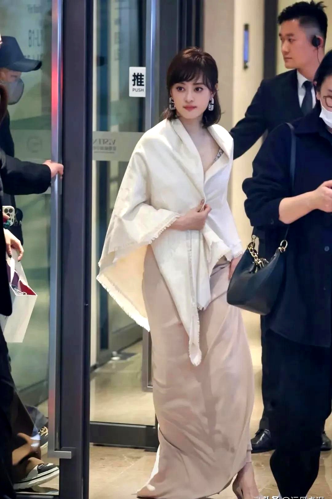 孙俪的演技与婚姻让全网破防的真相》 微博热搜突然炸出一条话题