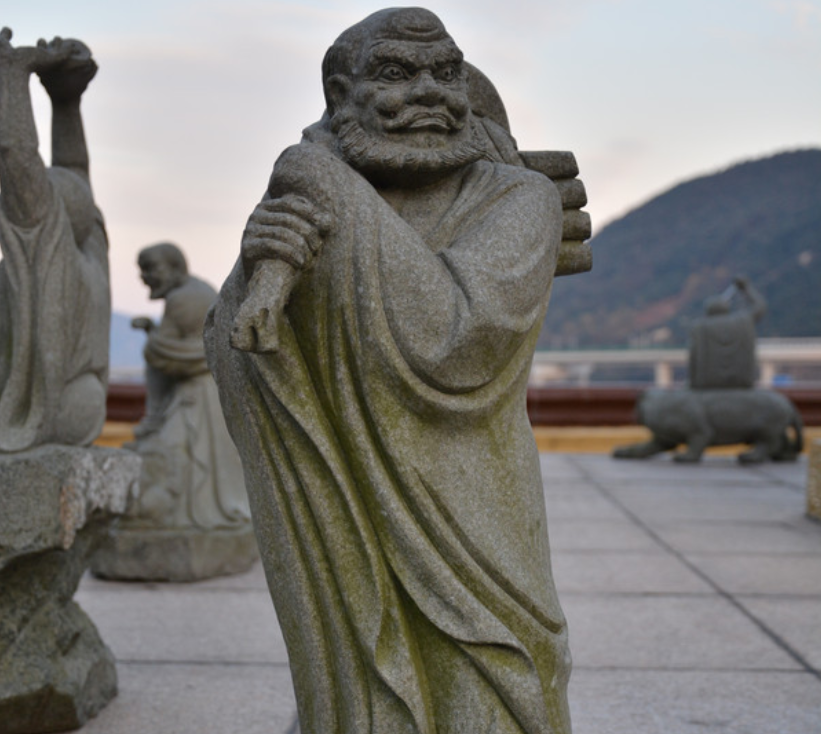 达摩,全名菩提达摩,又称达摩祖师,达摩老祖,是禅宗的开山祖师,被尊称