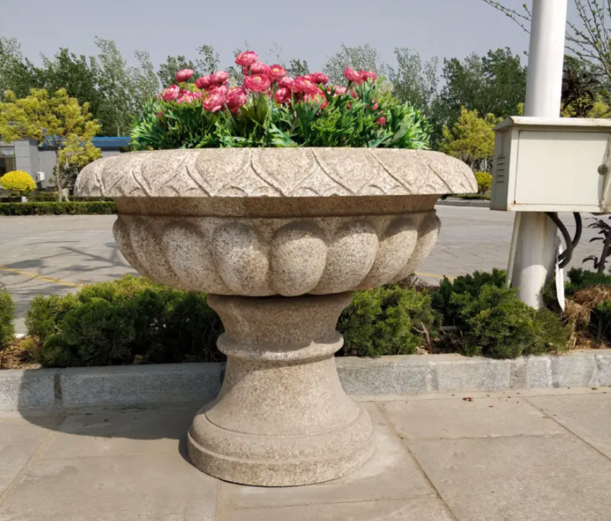 石花钵,是一种古老而典雅的园艺装饰器皿,以其独特的材质和精美的工艺