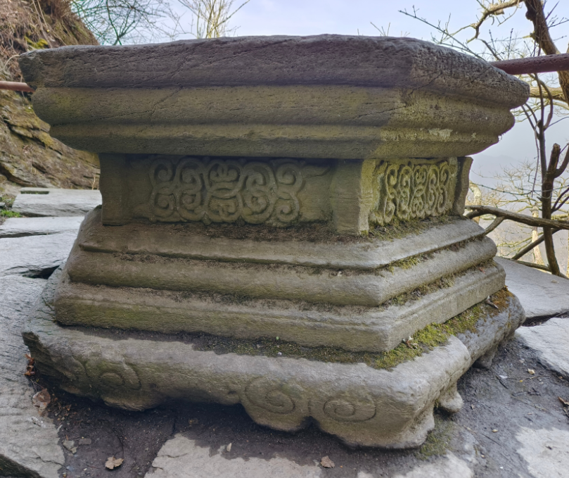 须弥座,又称为"金刚座"或"须弥坛",源自印度,是佛教艺术中的一个重要