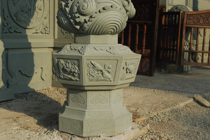 柱座,又称柱础,柱顶石,是中国古代建筑中用于支撑柱子的石质构件.