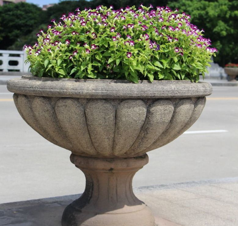 石雕花钵作为园林景观中的重要元素,其特点主要体现在以下几个方面
