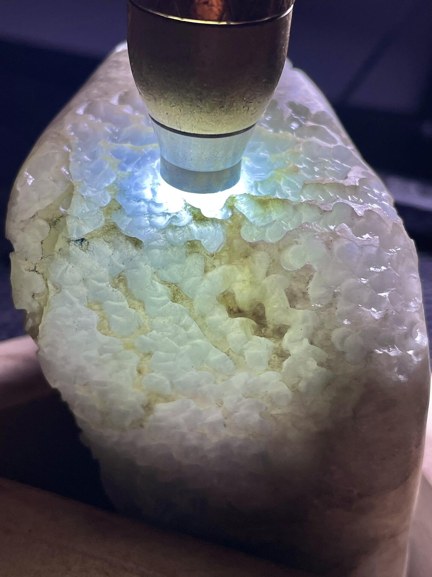 翡翠原石,是指尚未经过任何切割,打磨,雕刻等人工加工处理的天然翡翠