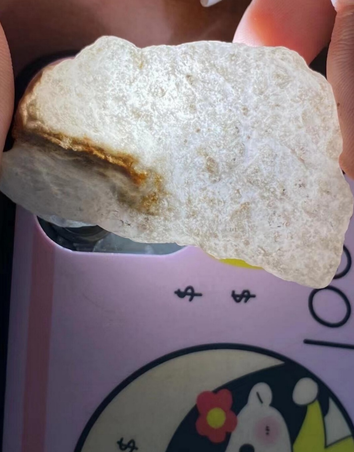 翡翠原石的晶体颗粒联结紧密性,影响成品的结构耐用性