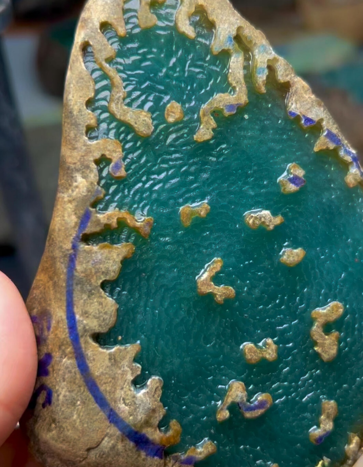 翡翠原石的晶体颗粒联结紧密性,影响成品的结构耐用性