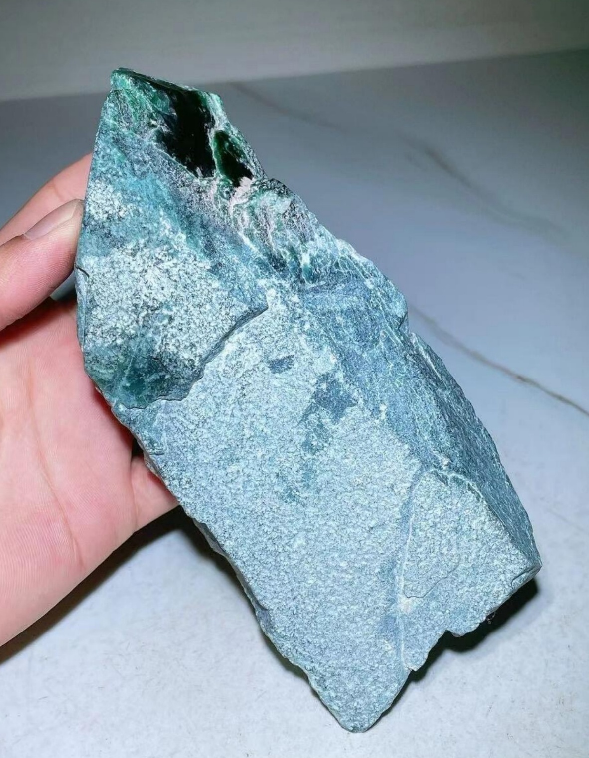 翡翠原石的晶体颗粒联结紧密性,影响成品的结构耐用性