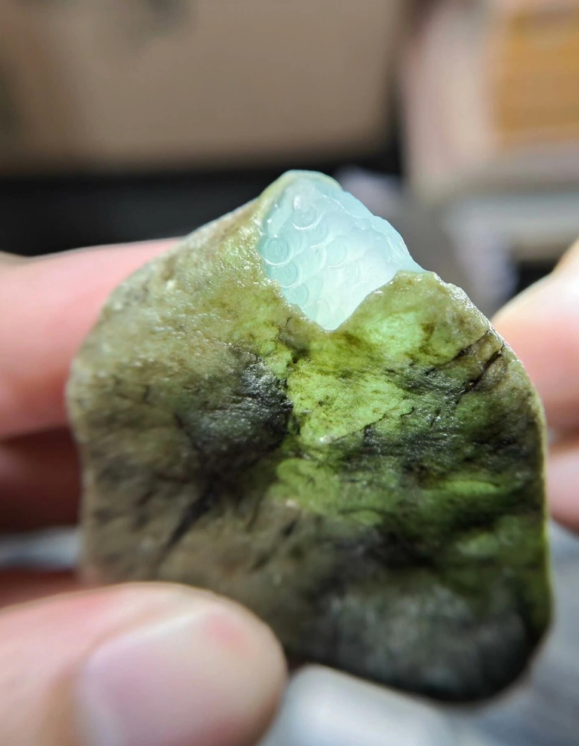 翡翠原石的晶体颗粒表面细腻度,影响成品的触感舒适与光泽表现