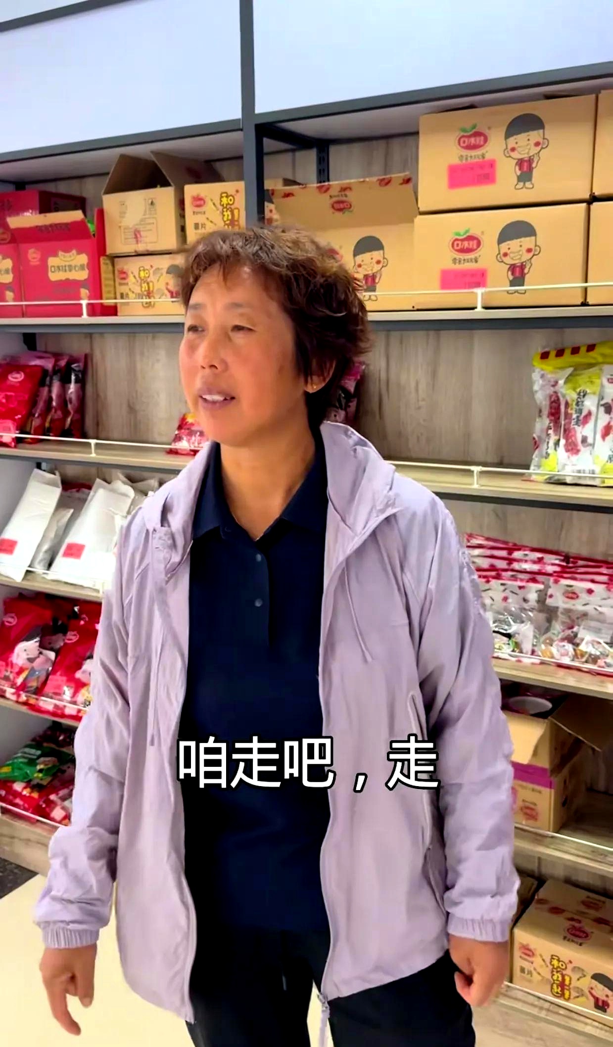 农村姑娘大妮要去聪聪家串门出门前却发现聪聪的白衬衫沾了油渍