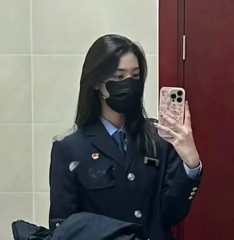 市公安局雷妮娅帅气女警察头像真人女警察戴白手套不露脸女警察图片