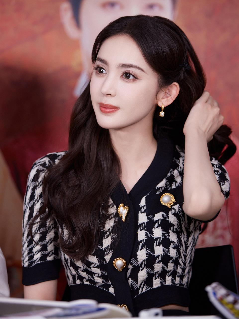 古力娜扎参加活动,以一袭黑白千鸟格套装惊艳全场,细腰美腿完美呈现