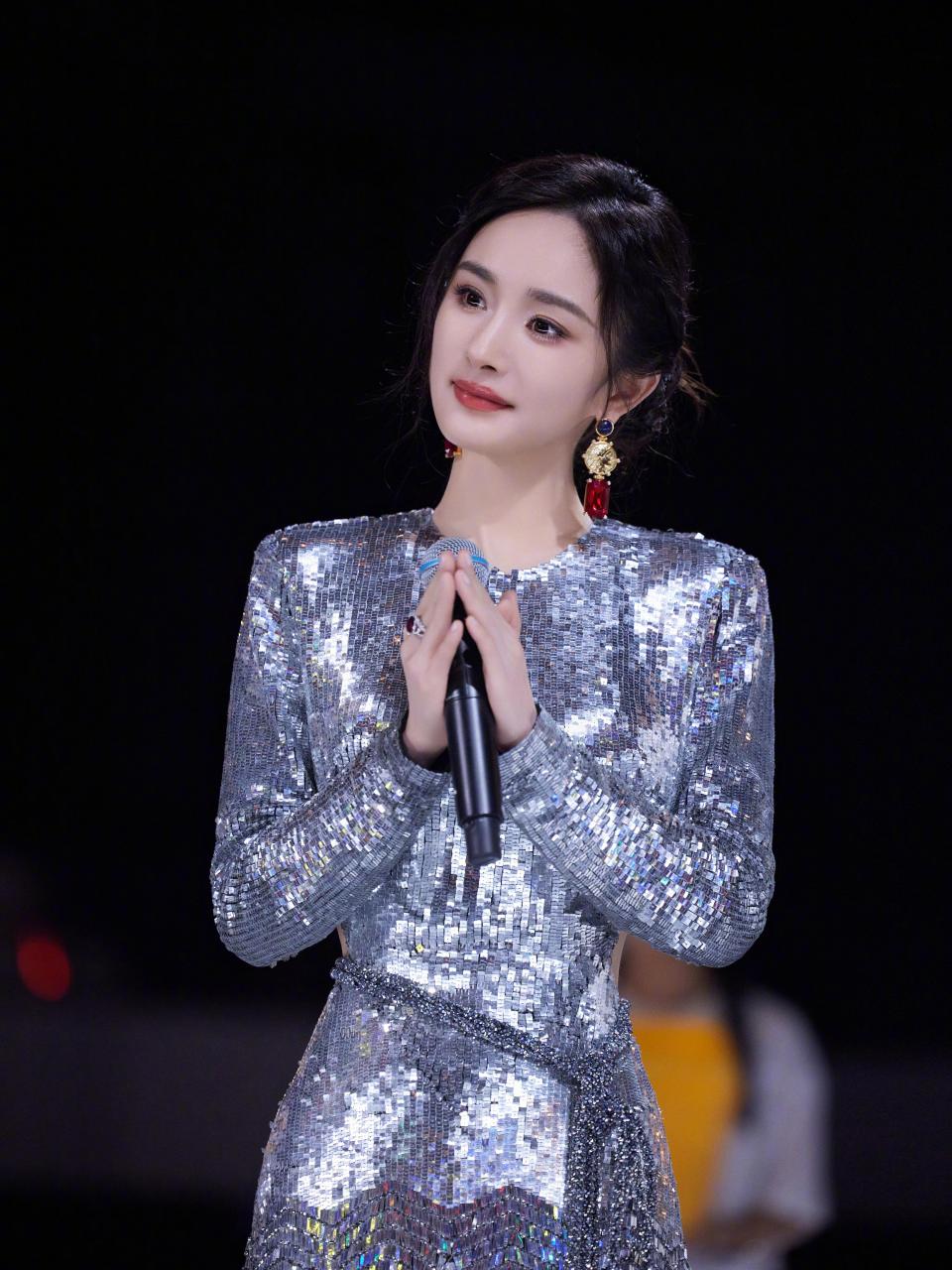 活动现场,杨幂以一袭银色亮片裙惊艳亮相,瞬间成为全场焦点.