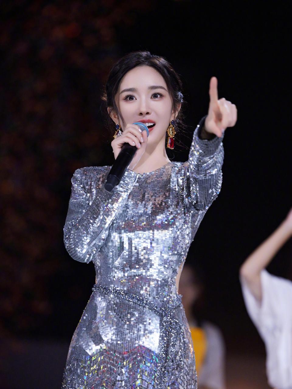 活动现场,杨幂以一袭银色亮片裙惊艳亮相,瞬间成为全场焦点.