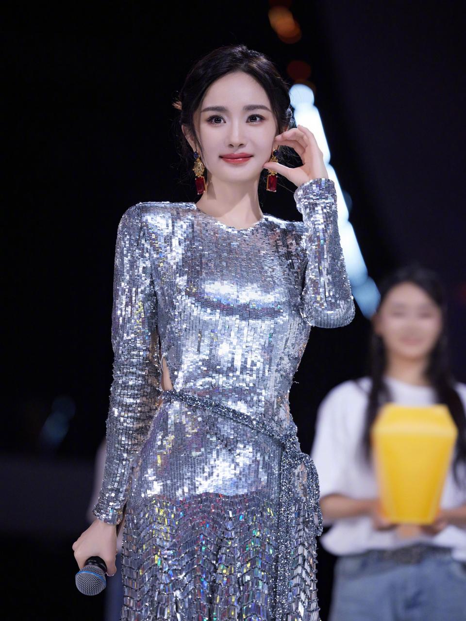 活动现场,杨幂以一袭银色亮片裙惊艳亮相,瞬间成为全场焦点.