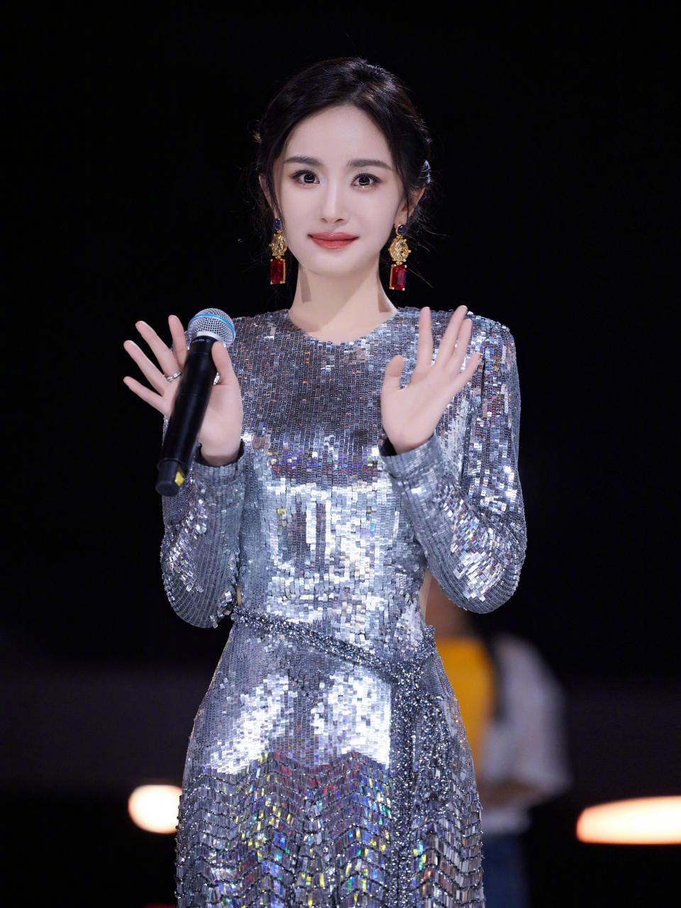 活动现场,杨幂以一袭银色亮片裙惊艳亮相,瞬间成为全场焦点.