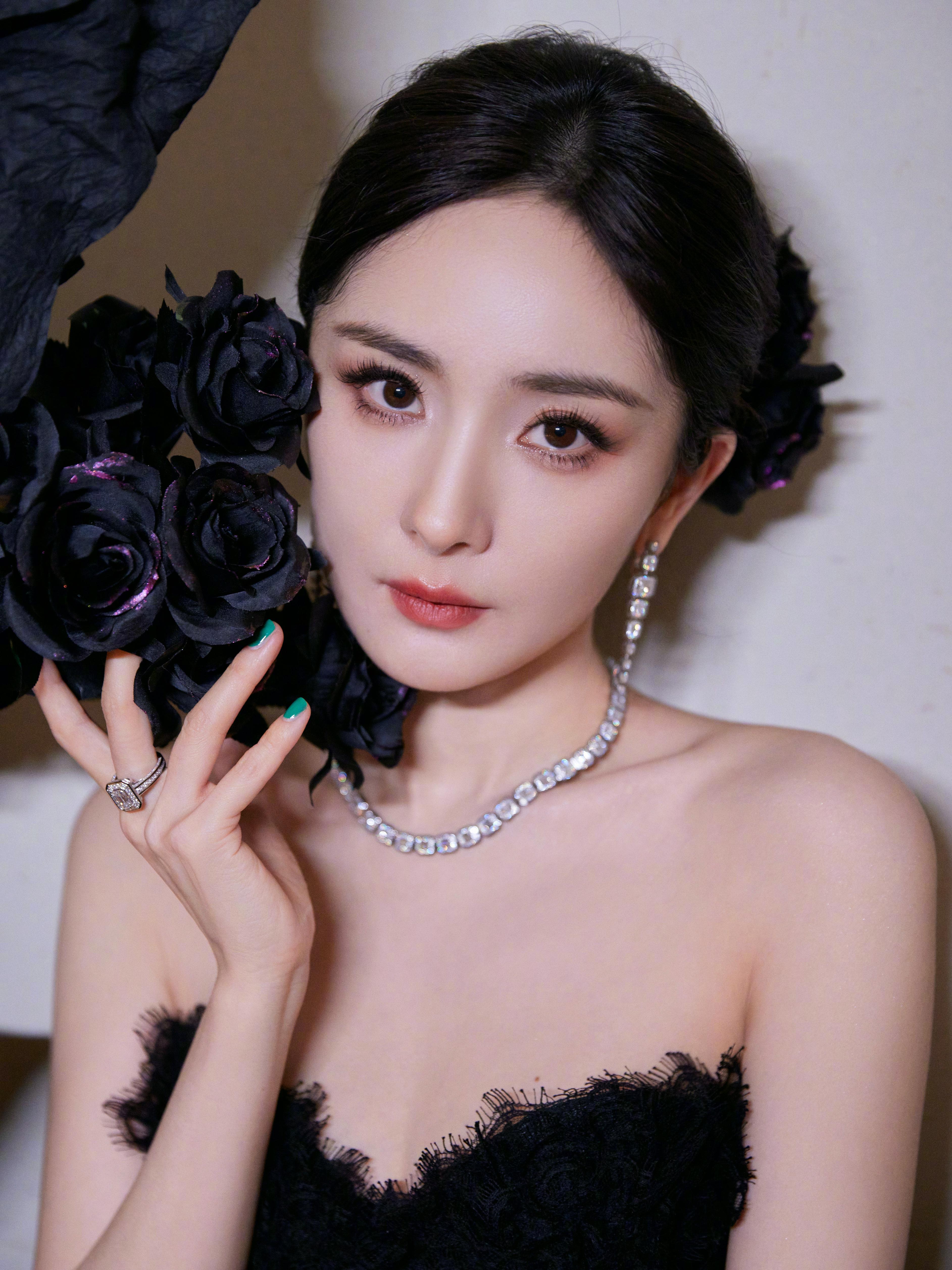 她身穿抹胸裙无论是盘发还是长发都散发着无法抗拒的魅力