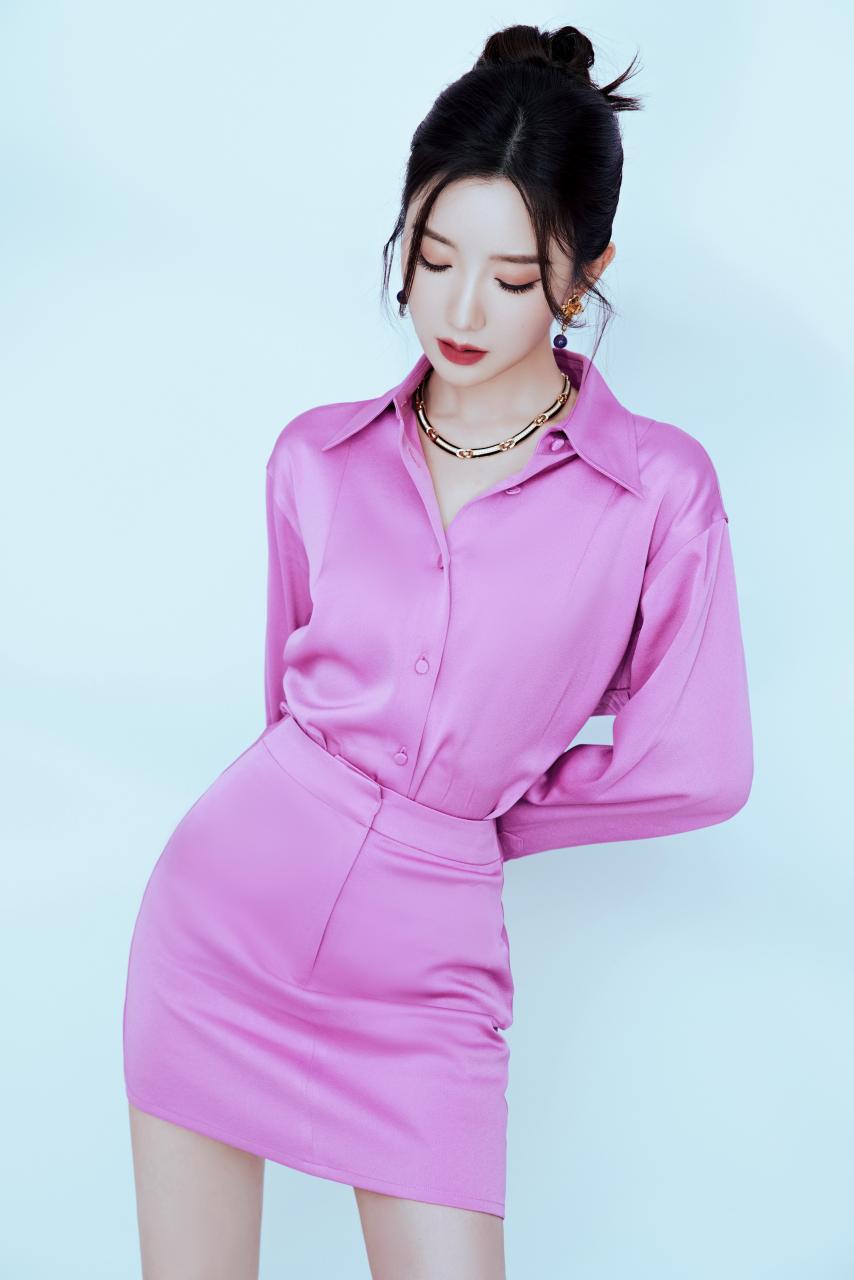 毛晓彤身着一套桃红色短裙套装,短裙下,她的美腿修长,很是迷人.