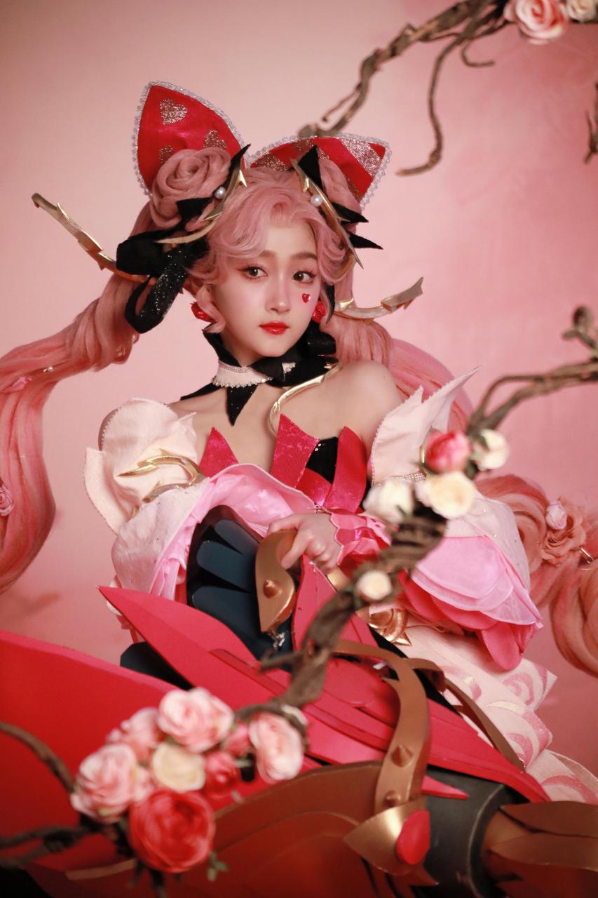 关晓彤cos孙尚香花絮大放送,粉发双辫美出新高度,邂逅蔷薇少女!