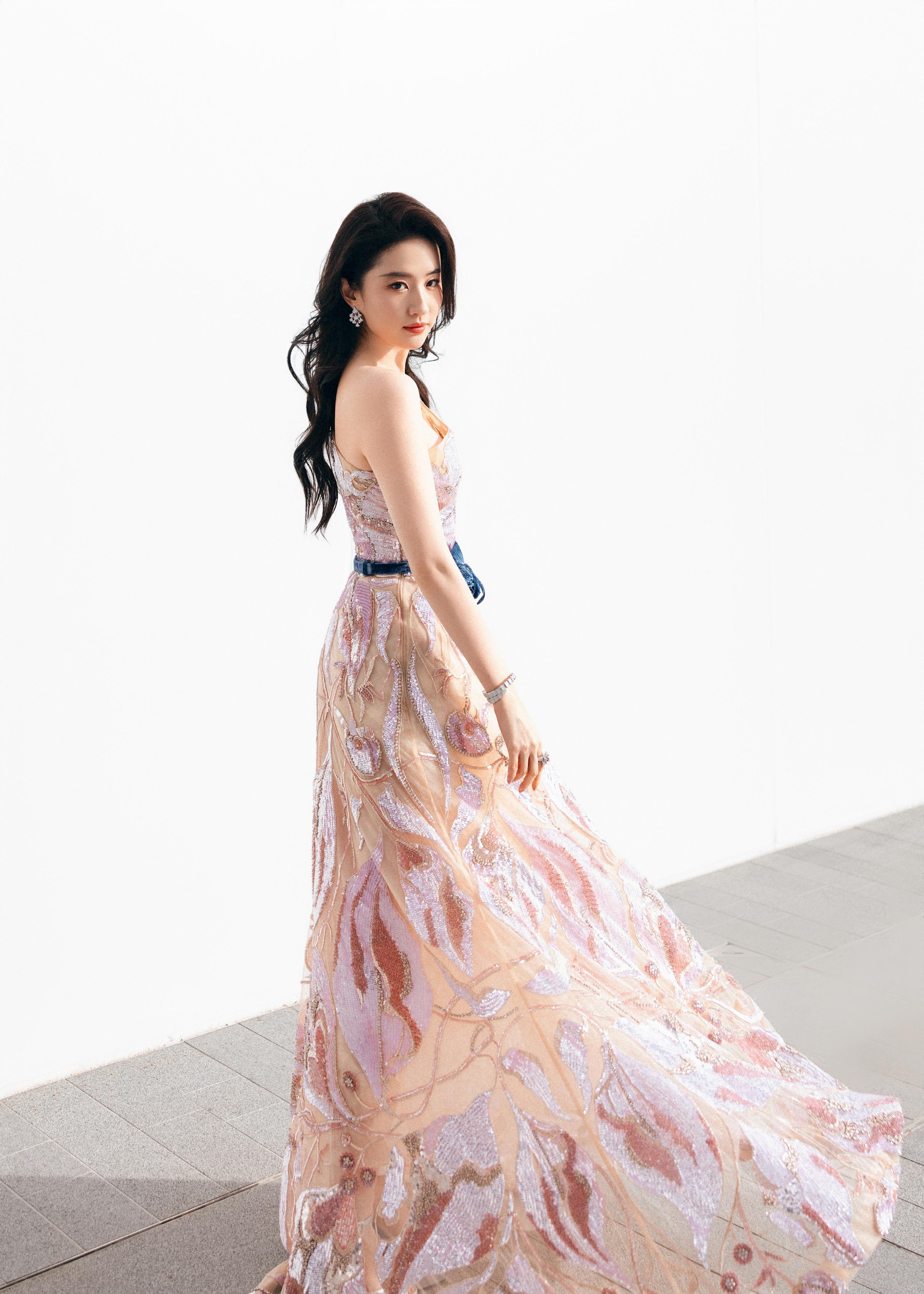 刘亦菲斜肩亮片裙展香肩,长卷发配精致妆容,女神魅力无人能挡!