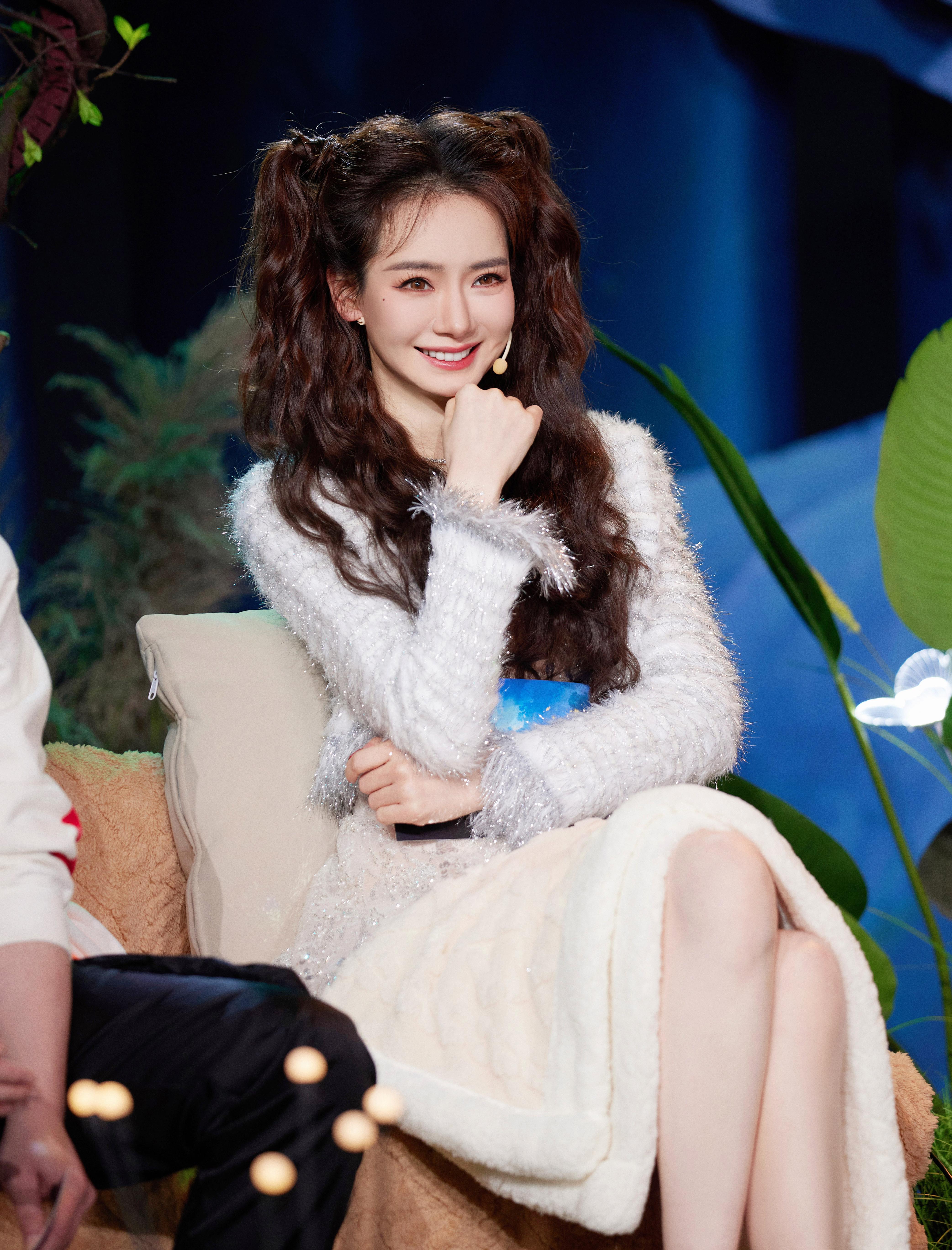 戚薇参加节目,以一头双辫长卷发惊艳亮相