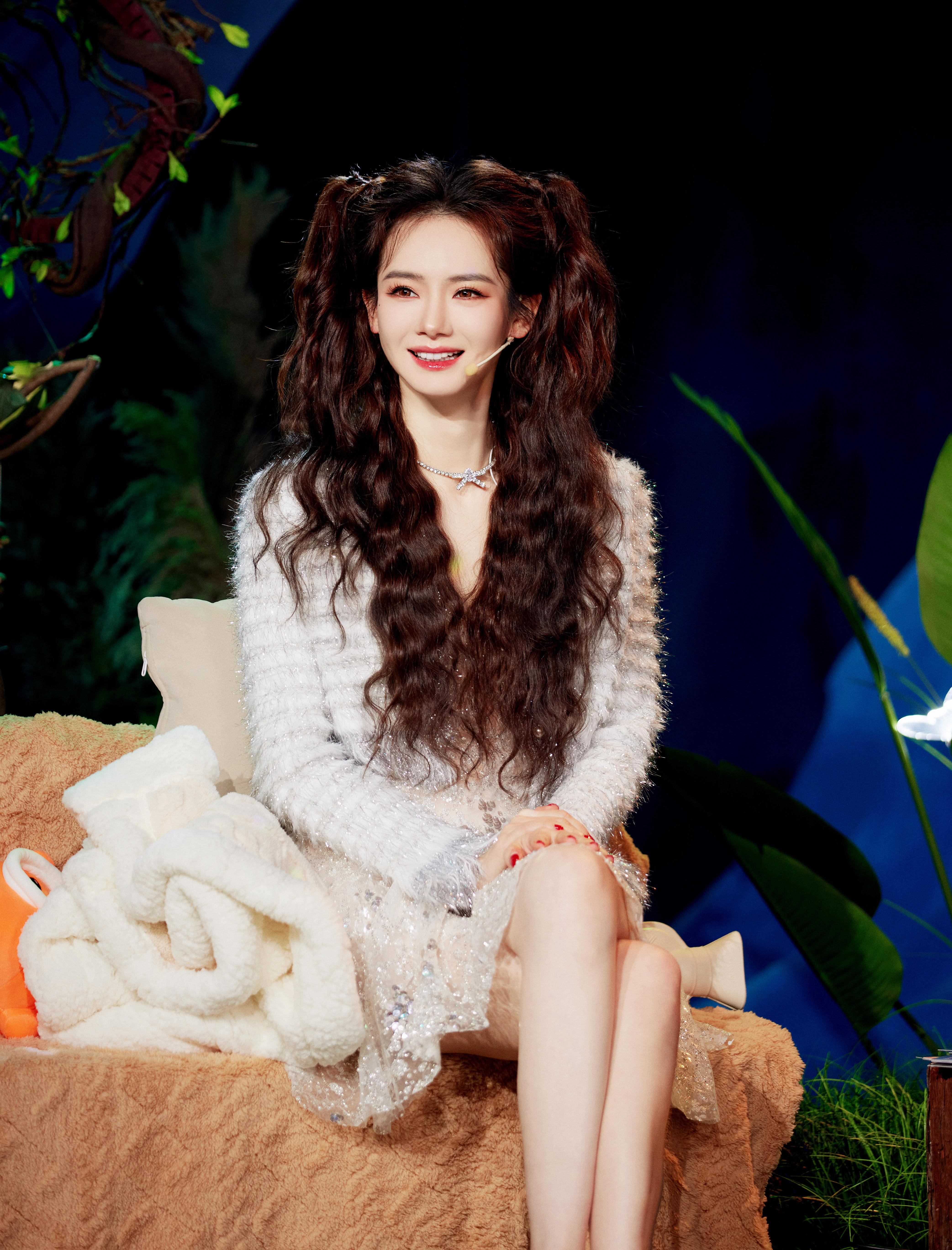 戚薇参加节目,以一头双辫长卷发惊艳亮相