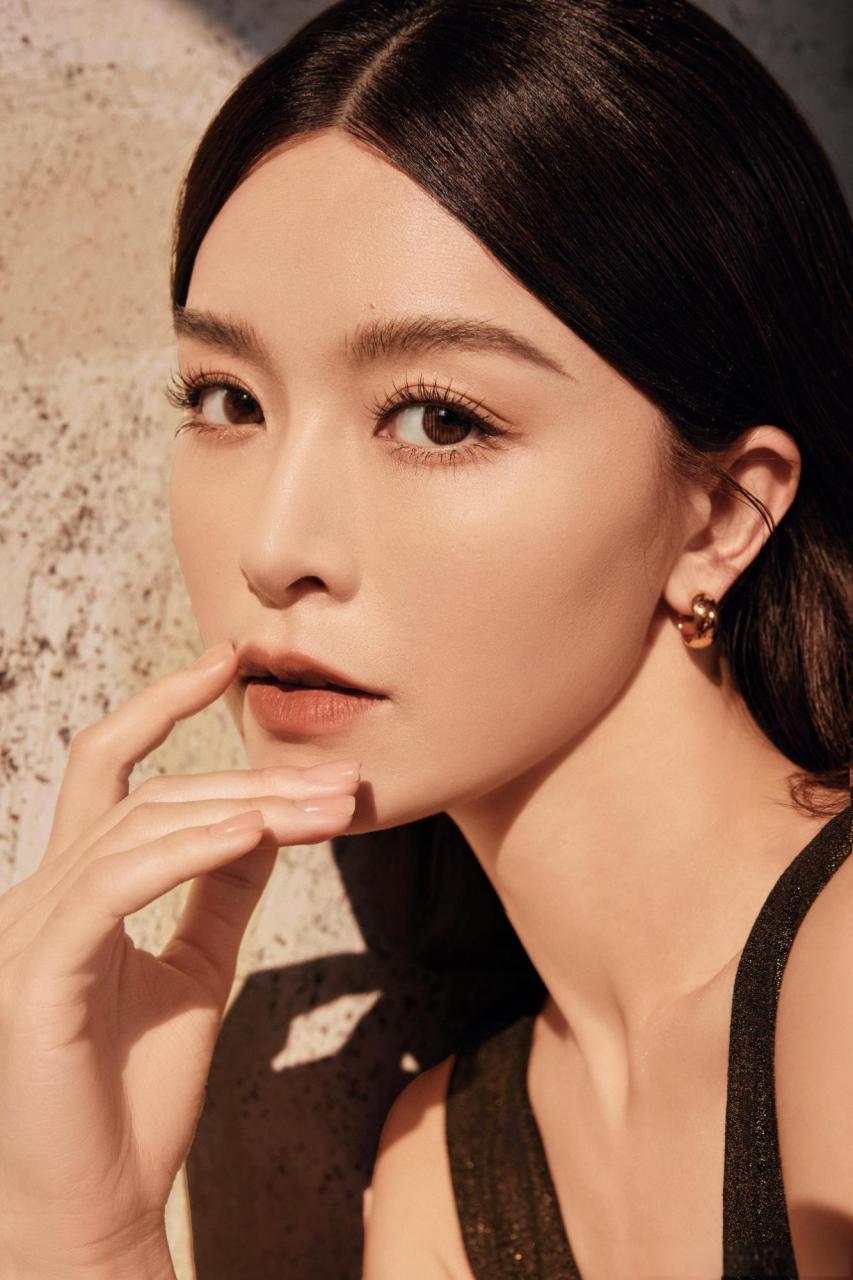 文咏珊美照惊艳,v领礼服裙勾勒优雅身姿,细腰迷人锁骨美腿吸睛!