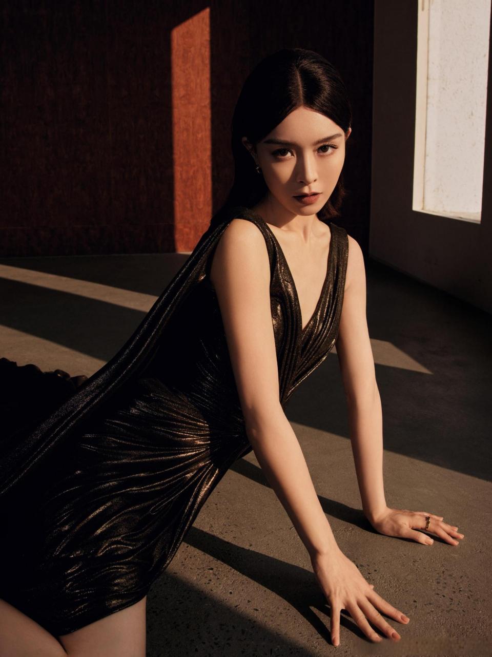 文咏珊美照惊艳,v领礼服裙勾勒优雅身姿,细腰迷人锁骨美腿吸睛!