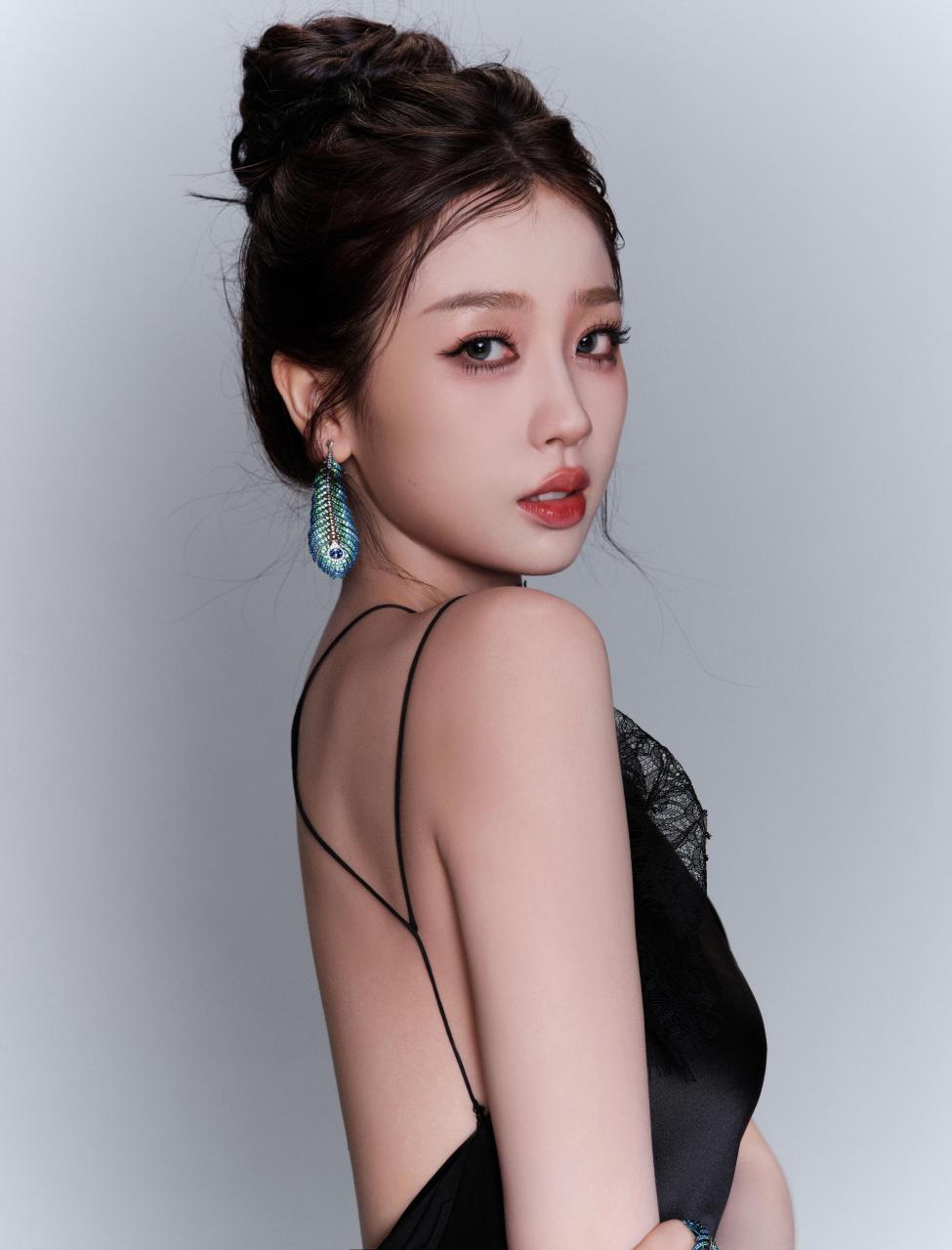 虞书欣的一组全新性感写真大片,以独特的盘发造型和黑色透视吊带礼服