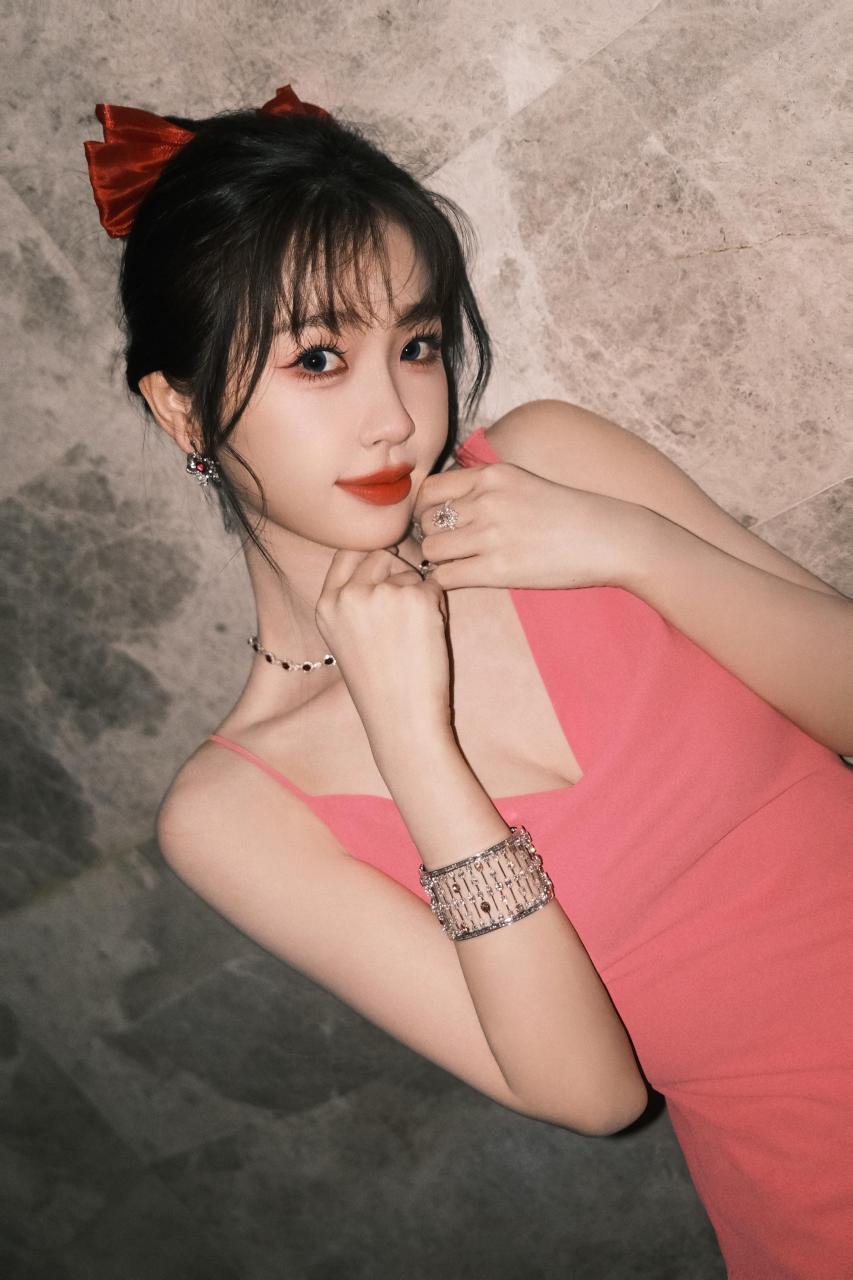 虞书欣身着粉色吊带裙,柔美气质尽显无疑.