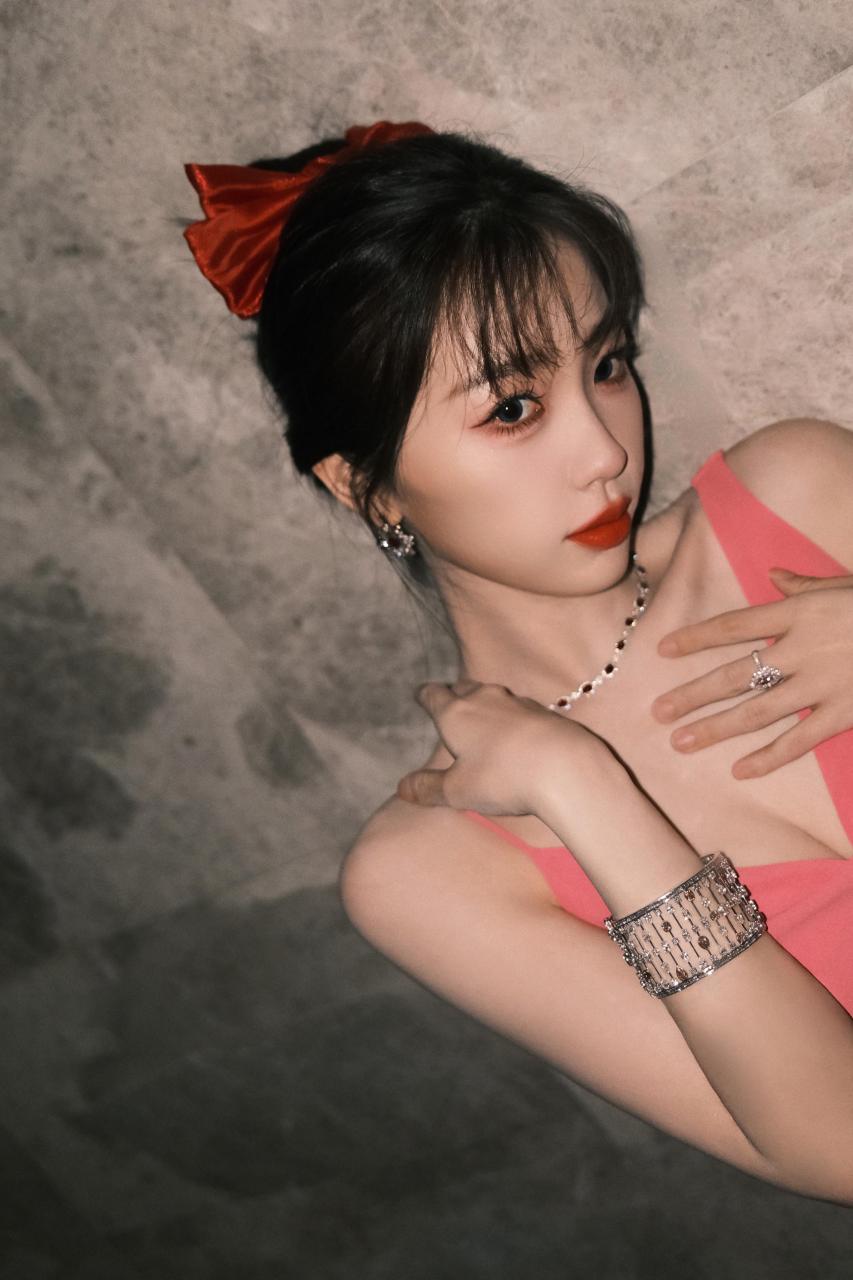 虞书欣身着粉色吊带裙,柔美气质尽显无疑.