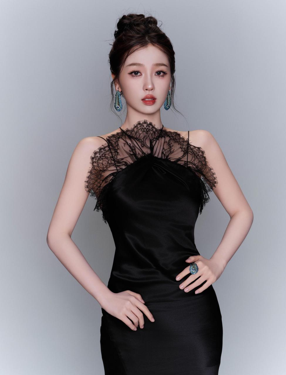 虞书欣的一组全新性感写真大片,以独特的盘发造型和黑色透视吊带礼服