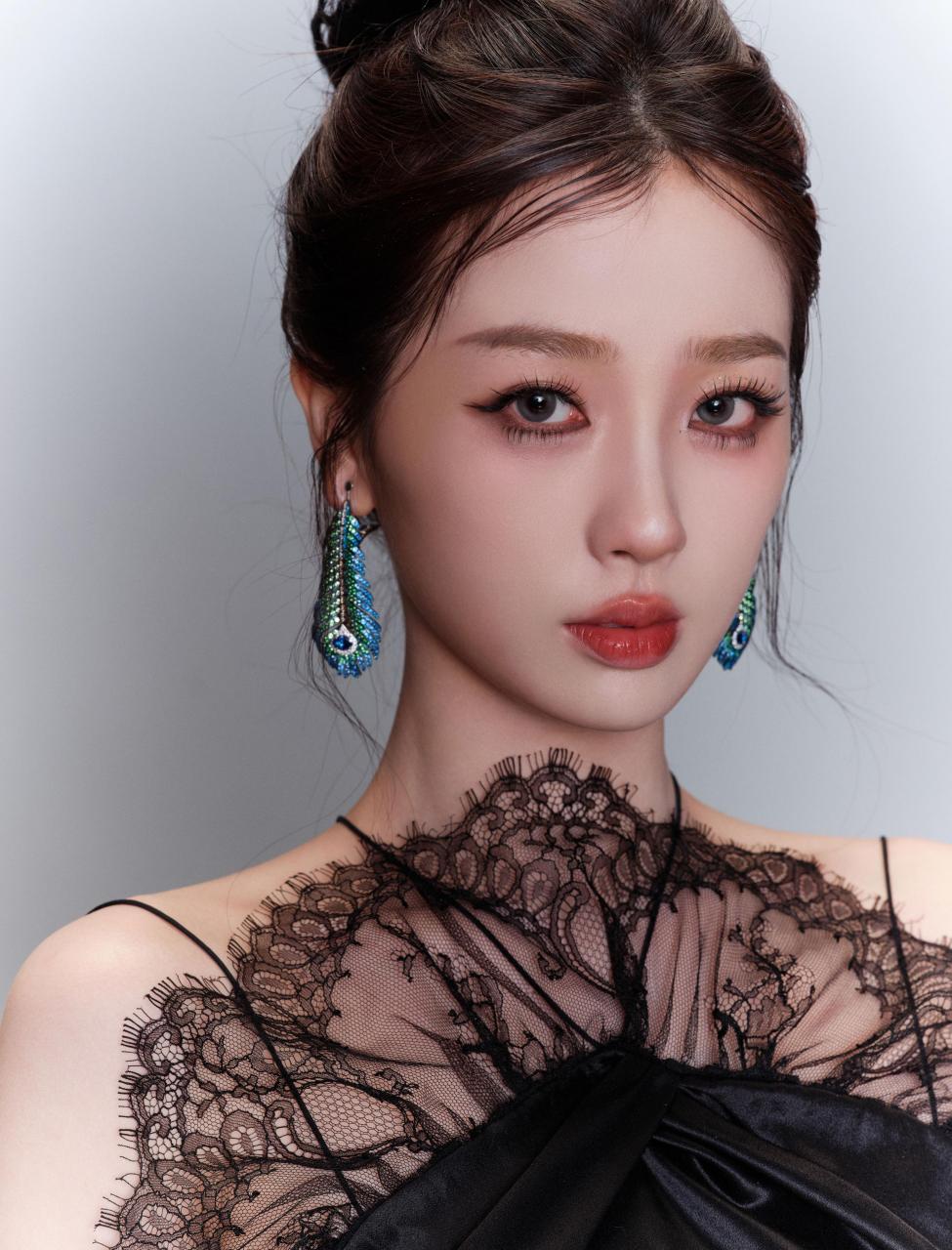 虞书欣的一组全新性感写真大片,以独特的盘发造型和黑色透视吊带礼服