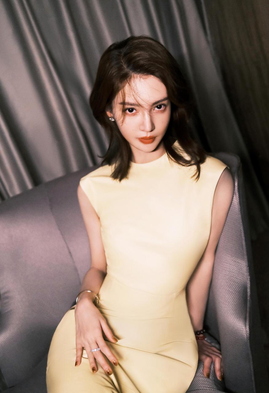 金晨身着一袭黄色云锦连衣裙,优雅而迷人.