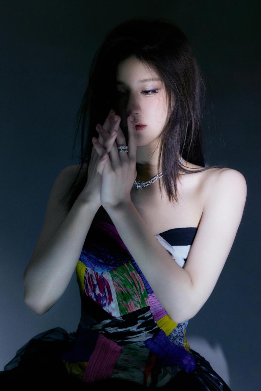 时尚新宠赵露思!彩色抹胸小礼裙配长筒靴,性感写真大片撩动人心!