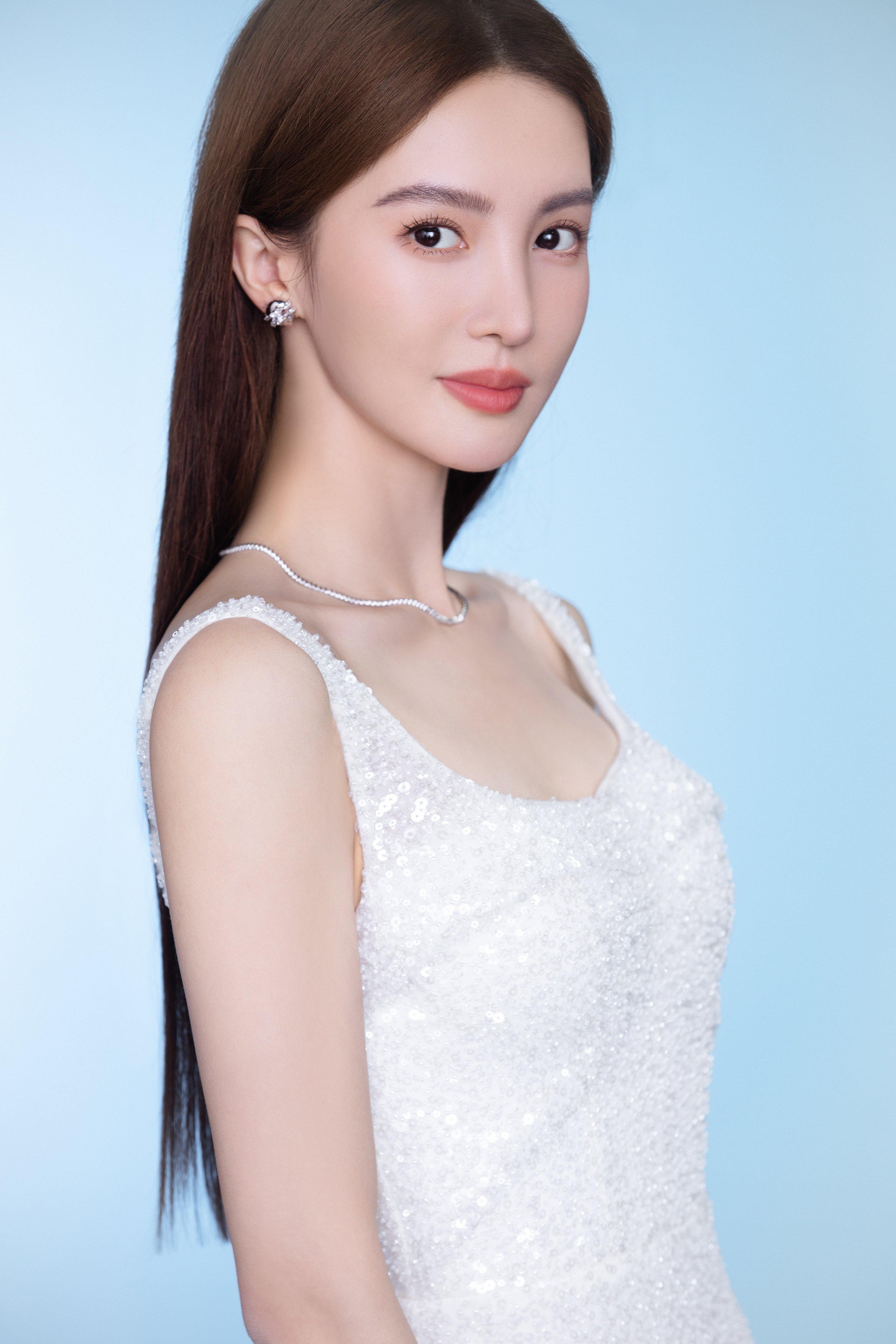 金晨高挑身姿搭配纯白露背长裙简约中尽显高级感这气质绝了