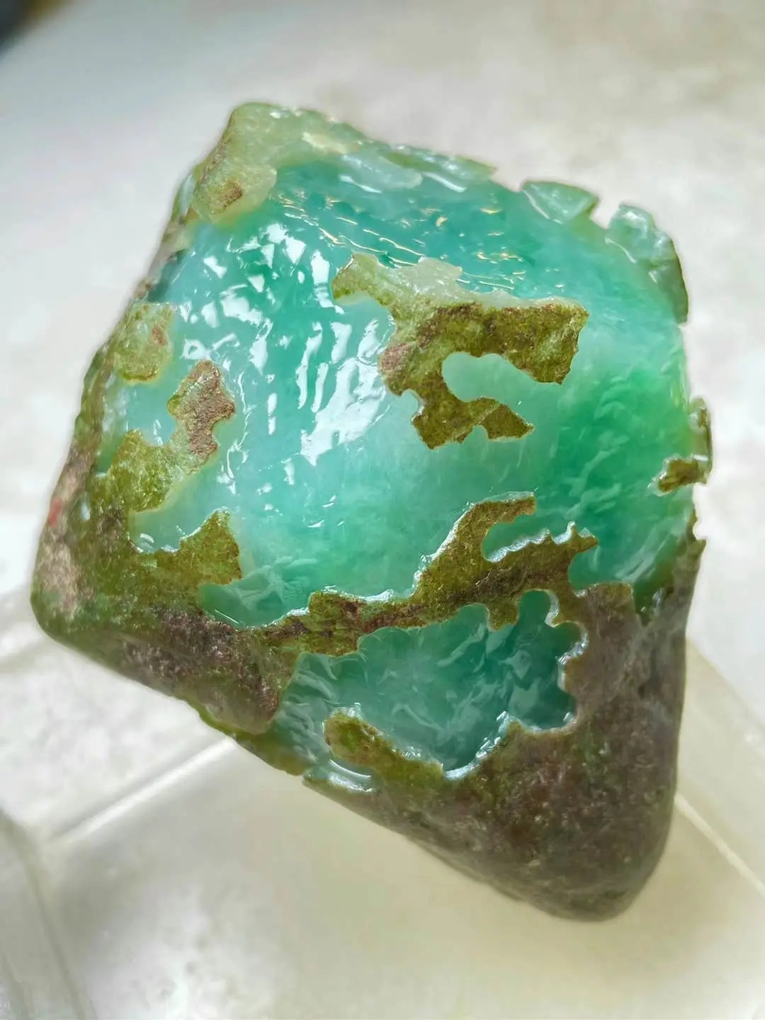 质地细腻不扎手,整体形状圆润,放在玉石原石?翡翠里的青色是什么颜色