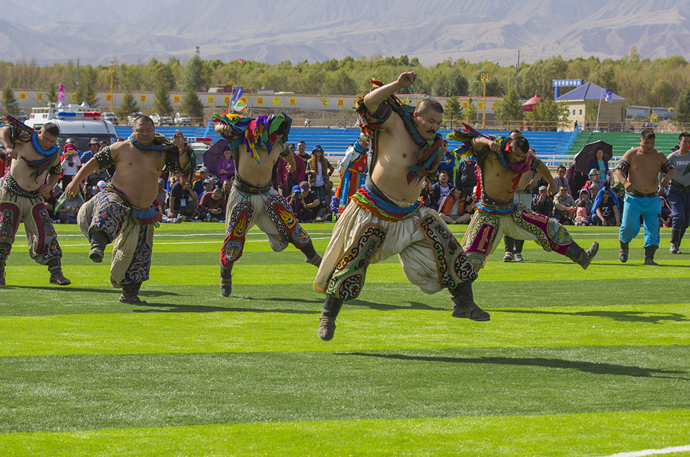 蒙古族摔跤手的风采:据说蒙古族摔跤手的出场动作很酷,他们会模仿鹰的