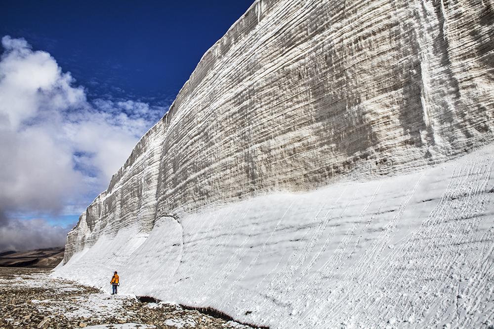 站在巨大的冰墙下,人如同蝼蚁一般渺小.