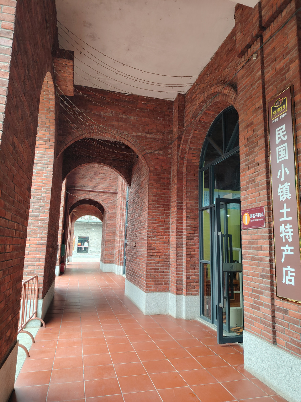 迎接暑假的第一场旅行# 玉林市容县民国小镇入口有栋楼说是博物馆,走