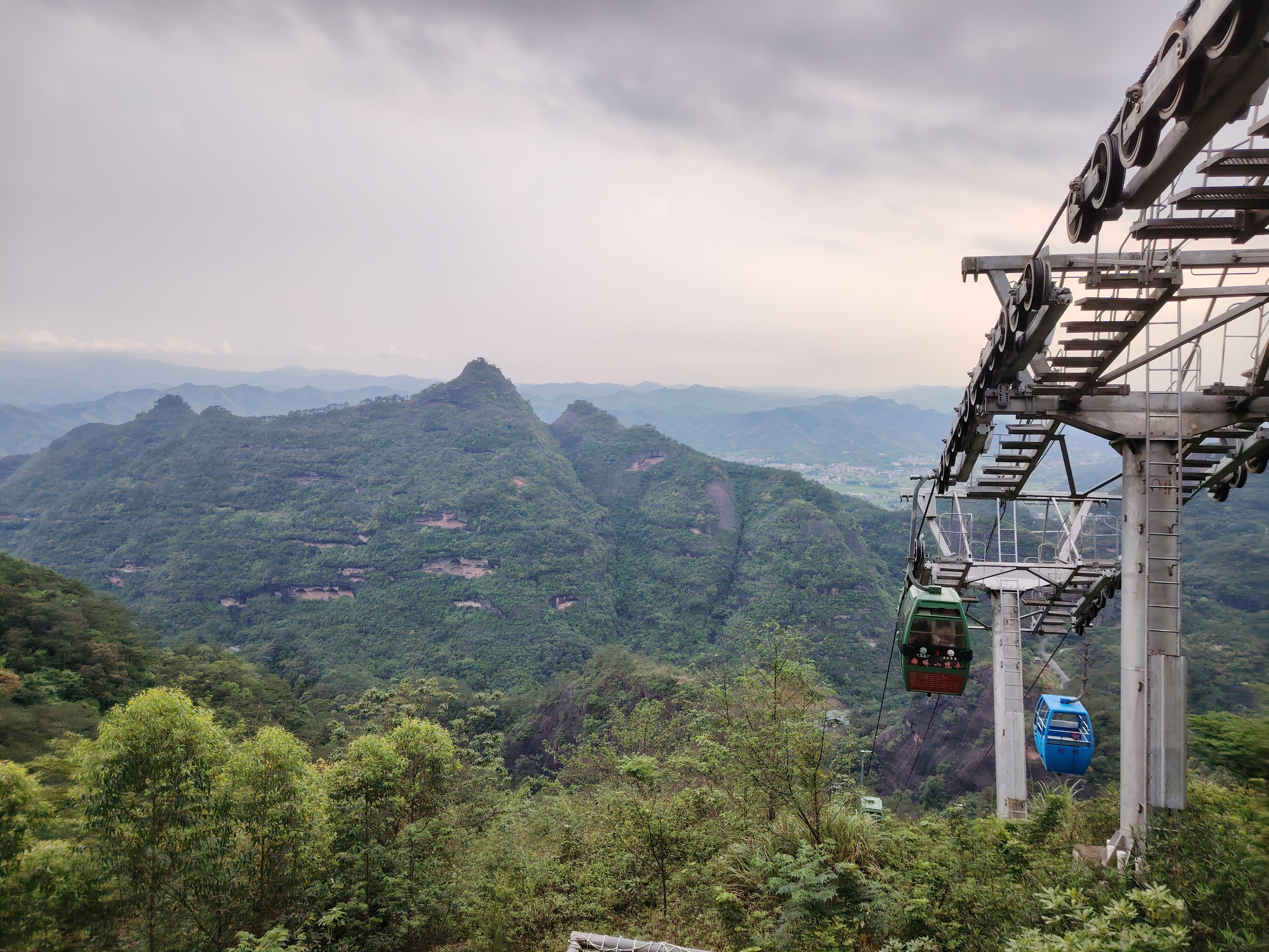 一起和你看世界# 从缆车出来,更靠近丹霞地貌了