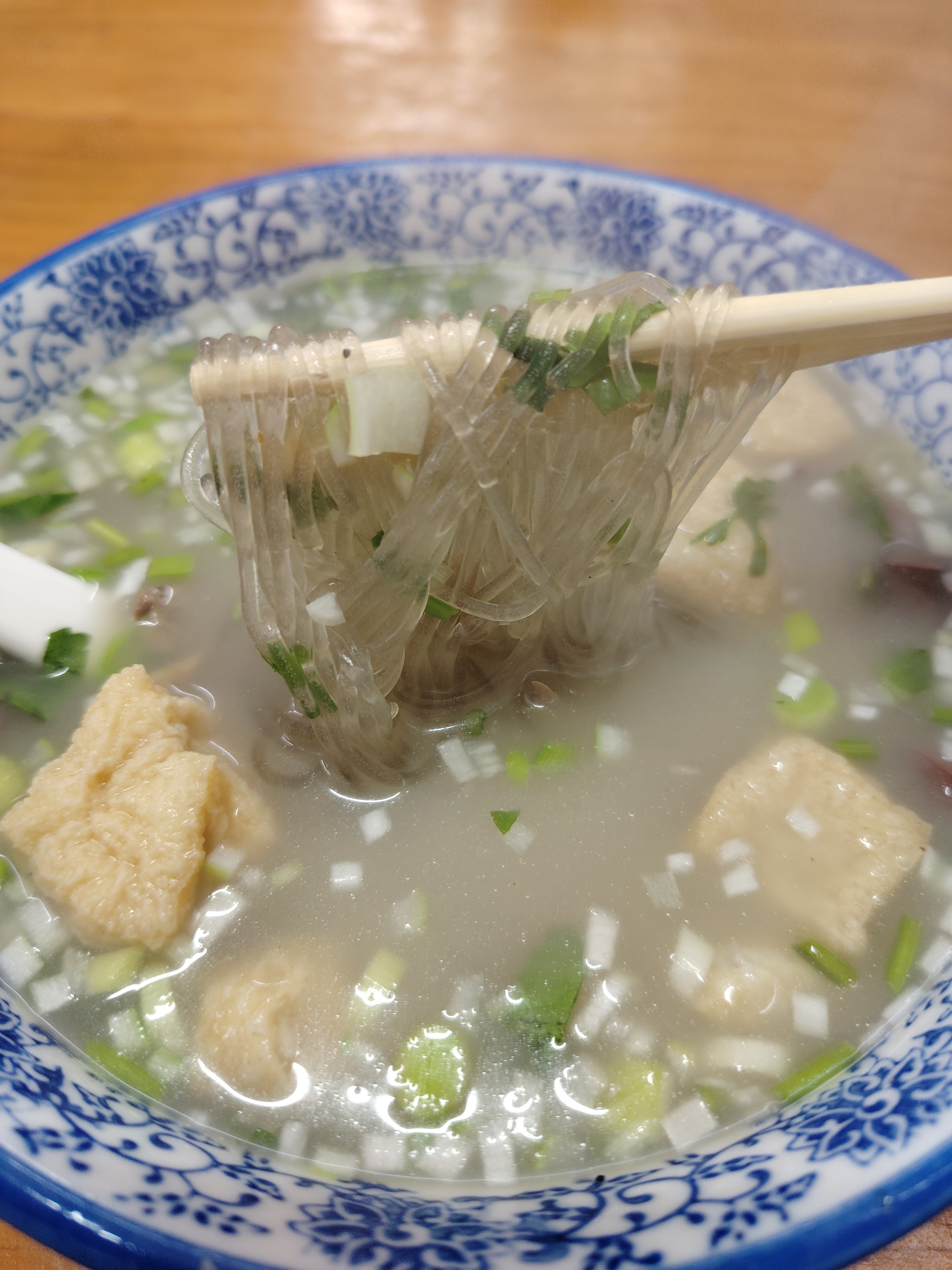 巷子里面的美食店真是多啊,感觉什么地方的小吃都有,我先要了要鸭血