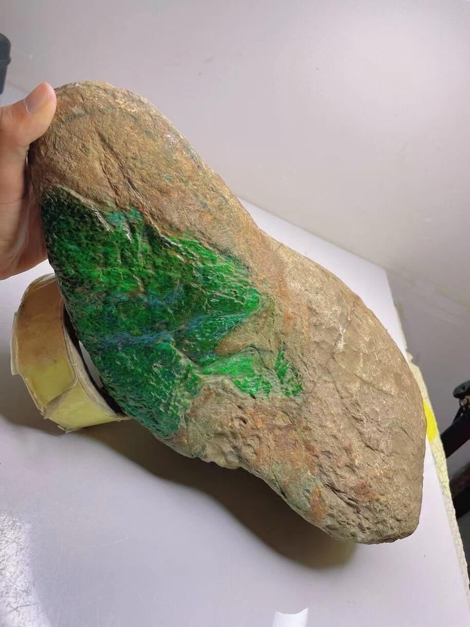 40 倍放大镜下,天然翡翠晶体呈不规则排列,颗粒间结合紧密,无明显胶结