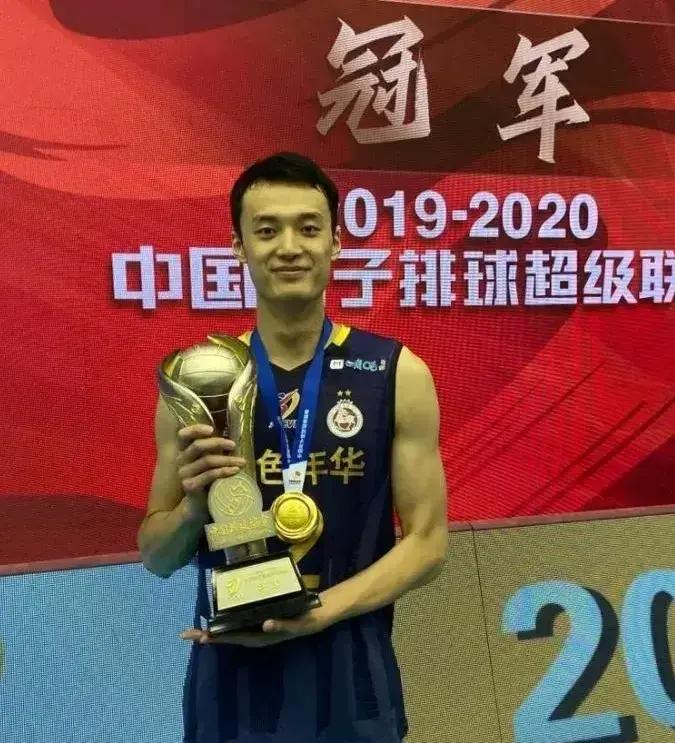 中国男排公布了世锦赛25人大名单,因伤缺席了世联赛的张景胤出现在