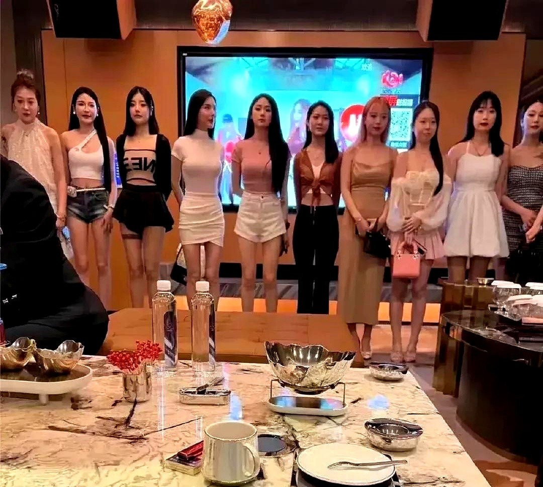 现在不少年轻漂亮的小姑娘在ktv当陪唱,确实能快速赚钱