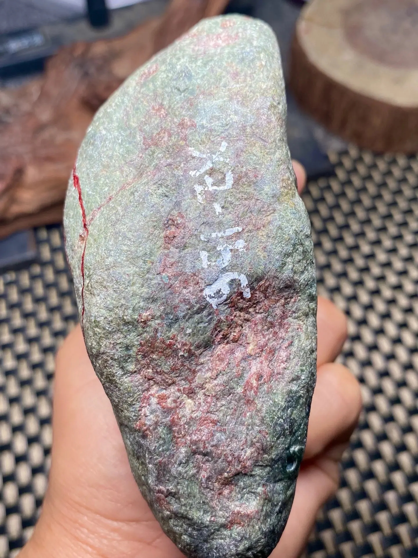 点击头像看直播 翡翠原石翡翠原石带着泥土的气息是从山里出来的