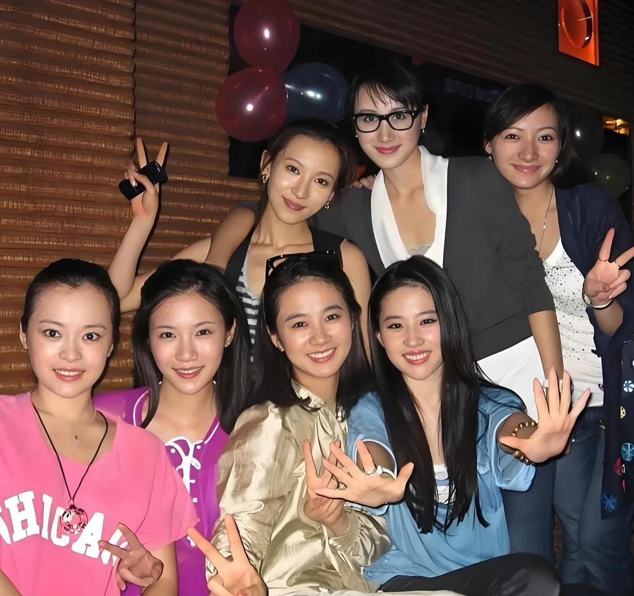 这是刘亦菲与6位大学同学聚会的照片.天仙下凡!合影来了!