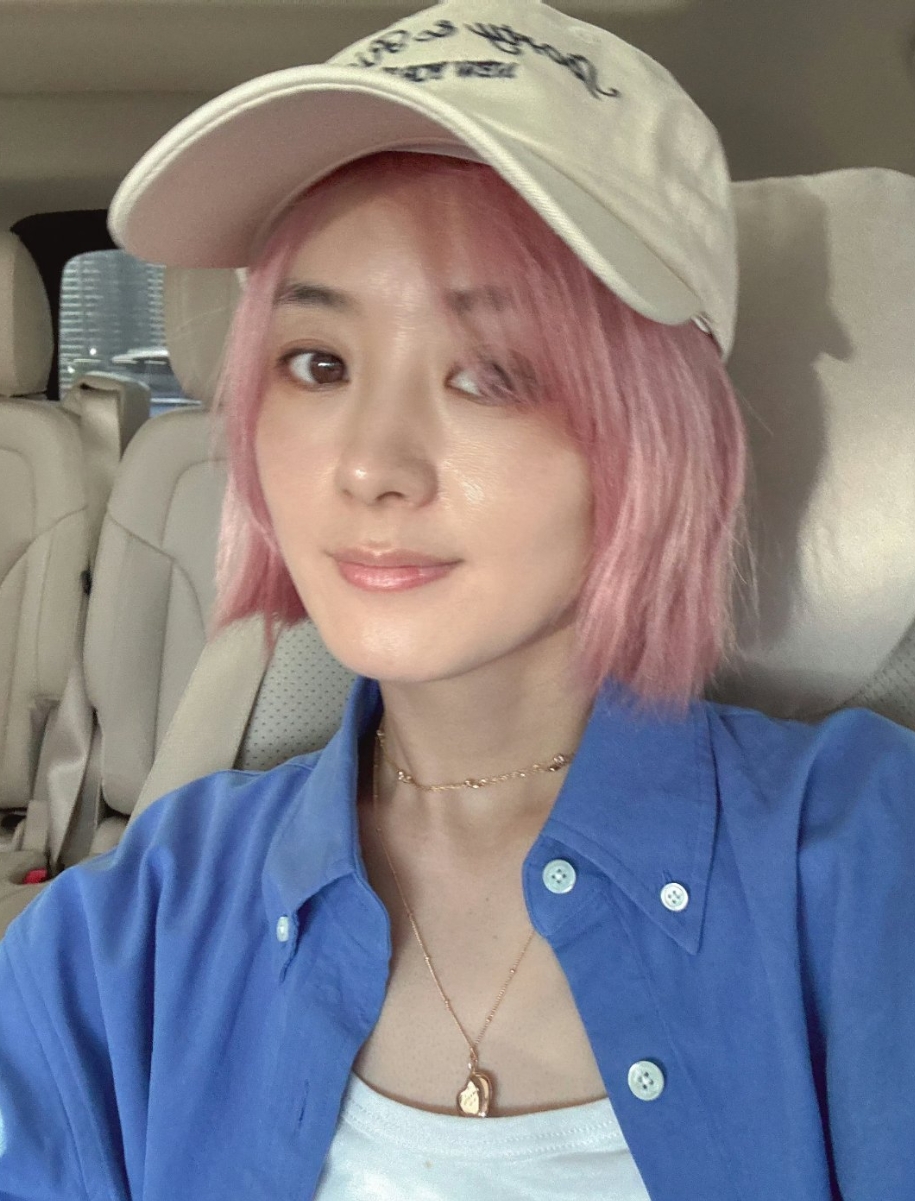 赵丽颖好疯,新发色很好看